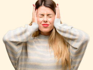 أسباب بتنميل الرأس وجود اختلالاتٍ في النّخاع الشوكيّ كالالتهابات

