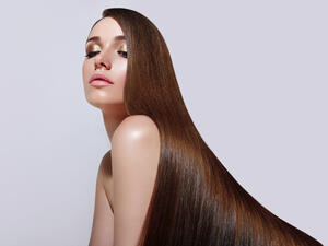 تنفق المرأة الكثير من المال من أجل شراء أدوات فرد الشعر ويصبح مظهره أجمل