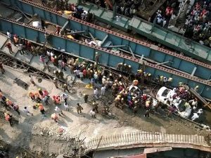 انتشال 18 جثة من ضحايا حادث انهيار جسر في الهند