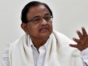 محققون يداهمون منازل وزير المالية الهندي السابق ونجله