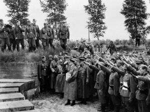 صورة ارشيفية تعود للعام 1940 وتظهر ادولف هتلر يحيي الجنود الالمان الذين قتلوا في الحرب العالمية الاولى
