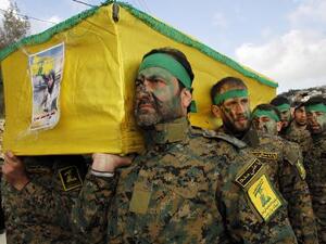 عناصر من حزب الله يشيعون احد قتلاهم في سوريا