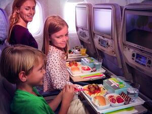 المشي في ممرات الطائرة من الأنشطة التي يحتاجها الأطفال خلال السفر