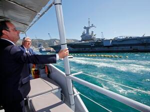 الرئيس الفرنسي فرنسوا هولاند في قارب متجه الى الحاملة شارل ديغول

