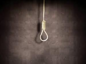 مقتل شاب وتعليقه امام منزله