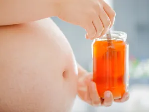 العسل يمد الحامل بالعناصر الضرورية لصحتها كالفيتامينات والحديد والسكريات

