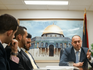 حسام زملط دبلوماسي فلسطيني شاب اثبت كفاءته في العمل الدبلوماسي وفي الترويج للرواية الفلسطينية