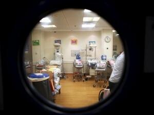 أسرة أطفال حديثي الولادة في مركز طبي بالقدس
