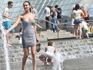 درجات حرارة قياسية تجتاح أوروبا وتؤدي إلى ذوبان قمة جليدية وإغلاق مفاعلات نووية
