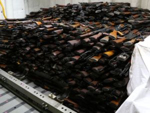 ضبط ألفي رشاش تحمل مميزات "صناعة إيرانية" و64 بندقية قناص من طراز هوشدار