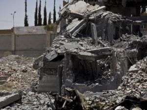 مسلح حوثي يجمع ذخائر في موقع لجماعة الحوثيين دمرته غارة للتحالف العربي في العاصمة اليمنية صنعاء
