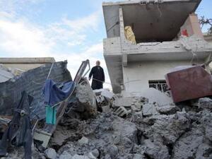 رجل يفتش بين أنقاض منزل بعد غارة جوية في درعا يوم 21 نوفمبر تشرين الثاني 
