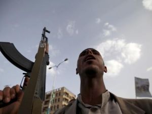 مقاتل حوثي بشارع في صنعاء 
