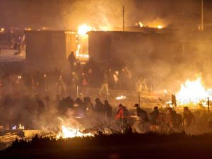 حريق يدمر مخيما للاجئين في فرنسا 