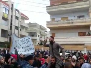 مظاهرة بحمص تطالب بإطلاق معتقل لدى حركة أحرار الشام
