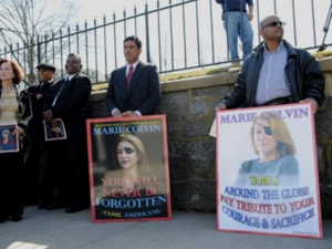 People in Oyster Bay, N.Y. hold signs of support for Marie Colvin, an American journalist killed in Syria in 2012. (AFP Photo) 