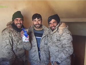 عناصر حزب الله يتضاحكون أثناء حملهم لكيس "قهوة النجار" اللبنانية في ريف حلب - يوتيوب
