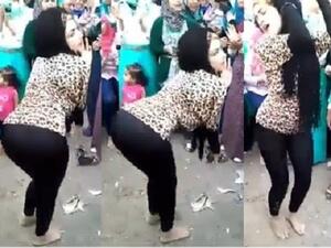 محجبة ثانية ترقص في الشارع والفيديو اعلى يسار الصفحة