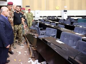 العبادي أثناء تفقده لمبنى البرلمان بعد اقتحامه من الصدريين- فيسبوك