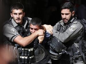 Israeli security forces arrest a Palestinian man during clashes between protesters and police after authorities limited access for Muslim worshipers to the flashpoint al-Aqsa mosque compound in the old city of Jerusalem on July 26, 2015. (AFP/Ahmad Gharabli)