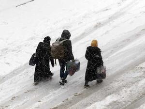 مصرع طفلين جراء انهيار خيم للنازحين في إدلب السورية
