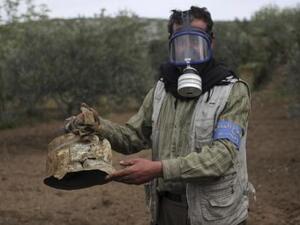 رجل بالدفاع المدني بموقع ما قال نشطاء انه هجوم بالغاز في قربة بإدلب
