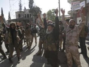 مقاتلون من جبهة النصرة في مدينة اريحا بمحافظة إدلب السورية
