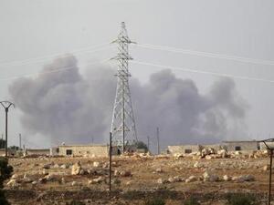 دخان يتصاعد إثر ما قال نشطاء إنها ضربات جوية روسية على إدلب يوم 2 أكتوبر تشرين الأول 2015
