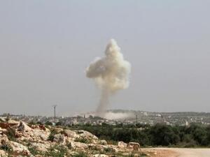 دخان متصاعد نتيجة غارات جوية على محافظة إدلب
