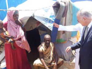 مخاوف من أن يكون عشرات آخرون محاصرين تحت الأنقاض