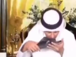 مذيع إماراتي يقبّل نعلا لمحمد بن زايد