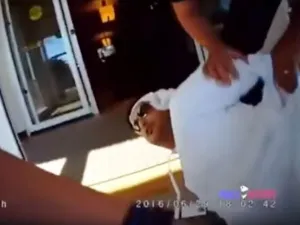  لحظة اعتقال رجل أعمال إماراتي في أمريكا بسبب زيه الخليجي