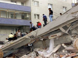 انهيار مبنى من 5 طوابق في اسطنبول - ارشيف 