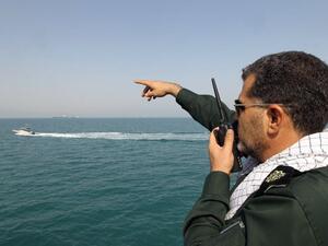 إيران تحتجز زورقين إماراتيين على متنهما 9 أشخاص
