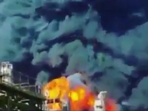 انتشر على مواقع "تويتر" للتواصل الاجتماعي شريط فيديو قيل إنه لحظة اندلاع الحريق