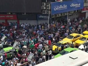 حشود محتجين ضخمة خرجت من البازار الكبير باتجاه شارع باستور 