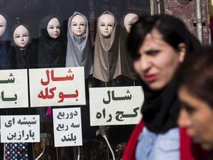 يعاقب القانون الإيراني النساء السافرات، بالحبس شهرين ودفع غرامة 50 ألف تومان (نحو 12 دولارا) 