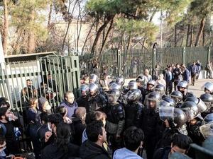 محتجون إيرانيون يهاجمون مراكز للشرطة والأوضاع تزداد تدهوراً  