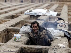 يتسولون في شوارع طهران بالنهار ويبيتون داخل القبور بالليل
