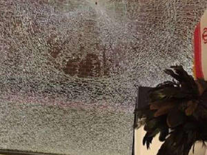  المكتب تعرض صباحا لهجوم بالبنادق، مما أدى إلى تهشم زجاج النوافذ.