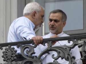 ظريف يتحدث إلى نائبه حسين فريدون، في شرفة الفندق الذي تجرى فيه المفاوضات
