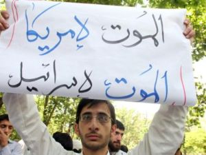 طالب ايراني خلال تظاهرة تنديد بالقصف الاسرائيلي على سوريا في طهران/أ.ف.ب