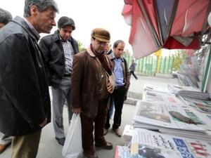 ايرانيون يطالعون عناوين الصحفي في طهران/أ.ف.ب