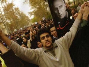 تظاهرة لاصلاحيين ايرانيين يرفعون صورة محمد مصدق الذي يعتبره بعض الايرانيين بطلا وطنيا/أ.ف.ب