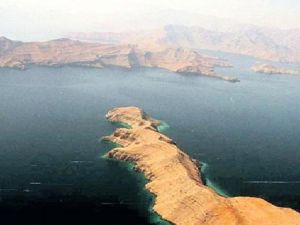 مضيق “هرمز” الذي يعتبر واحدًا من أهم نقاط المرور البحرية العالمية