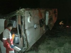 حافلة تقل 50 عسكرياً في وادي بمحافظة شيراز 