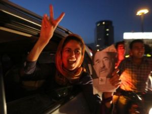 ايرانية تحتفل بنجاح روحاني/أ.ف.ب