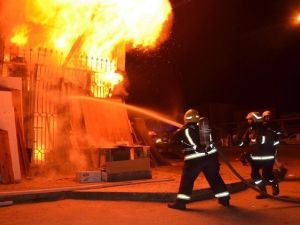 حريق ضخم، في مستودعين كبيرين للسلع في شارع "فدائيان إسلام" جنوبي طهران