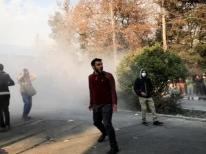 المتظاهرون تسببوا في أضرار للمباني وأشعلوا حرائق صغيرة