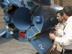 الرئيس الايراني يتفقد صاروخ "سفير"/ارشيف